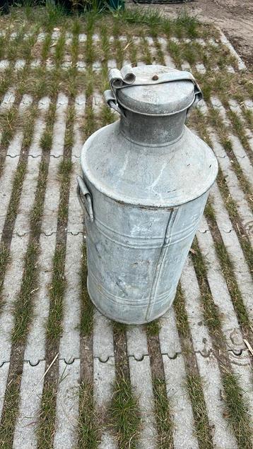 Oude melkkit beschikbaar voor biedingen