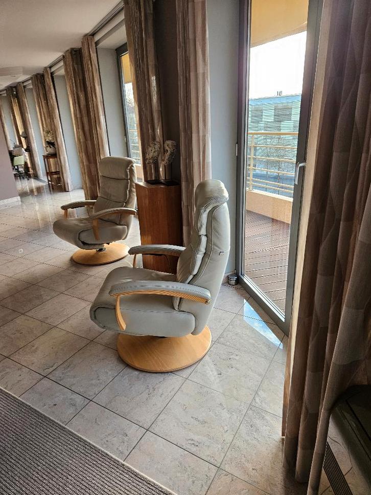 twee rekaxzetels, Huis en Inrichting, Stoelen, Gebruikt, Twee, Leer, Wit, Ophalen