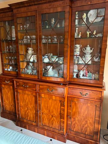 Vitrine Anglaise disponible aux enchères