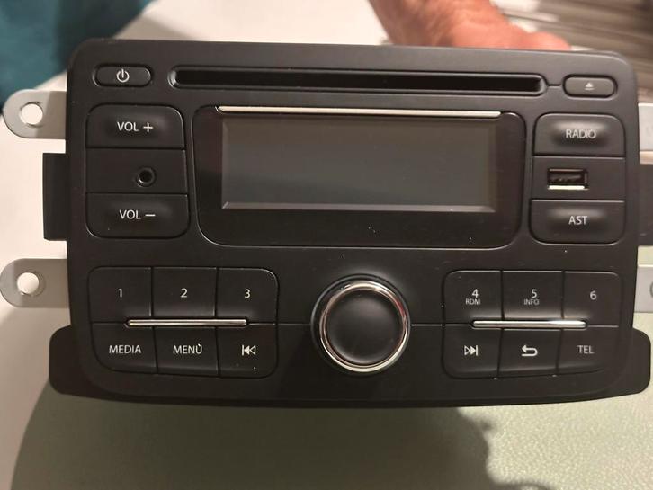 Originele Radio van Dacia Logan MCV 2015, Auto diversen, Autoradio's, Zo goed als nieuw, Ophalen