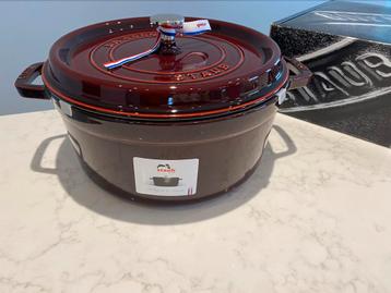 Staub La Cocotte 26 cm dans la couleur Grenadine Nouveau !