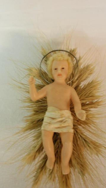 Oud wassen kindje Jesus met glazen oogjes in kribbetje beschikbaar voor biedingen