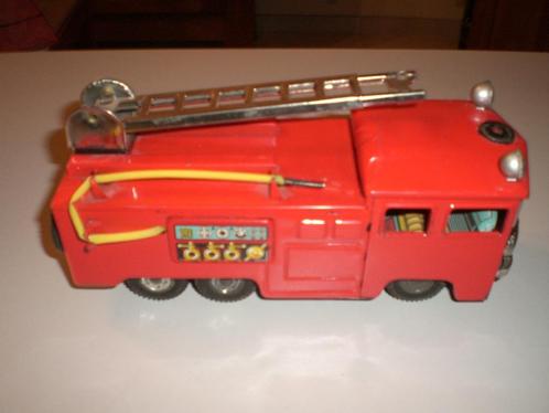 Brandweerwagen van plaatstaal uit de jaren 50. L 21 cm B 7,5, Antiek en Kunst, Antiek | Speelgoed, Ophalen of Verzenden