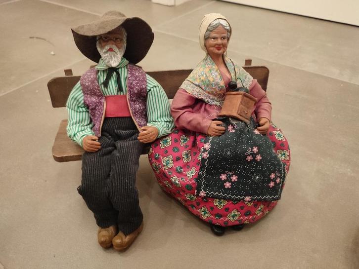 Koppel op bankje van handgemaakte geklede Provence Santons, Verzamelen, Beelden en Beeldjes, Ophalen