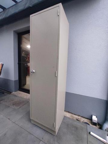 Metalen kastkast met planken  beschikbaar voor biedingen