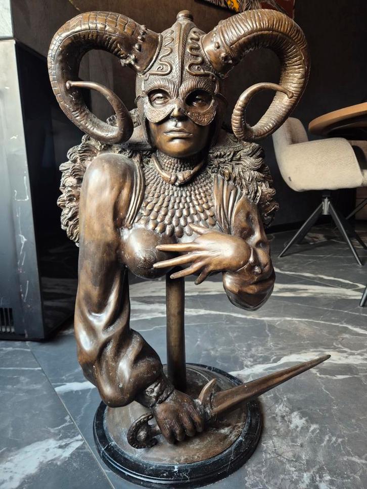 Statue of valkyrie goddess wearing a horn helmet solid brass, Verzamelen, Beelden en Beeldjes, Zo goed als nieuw, Ophalen of Verzenden