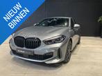 BMW 1-serie 118i A M-SPORT - PANO - HEAD UP - LEDER - SCHADO, Gebruikt, Lichtsensor, 136 pk, Bedrijf