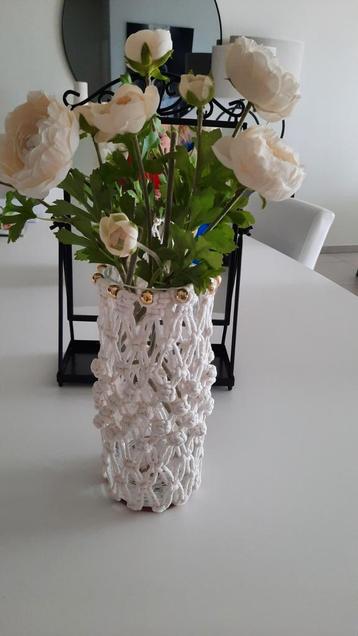 NIEUWE VAAS MET DECORATIE ( HANDWERK)  beschikbaar voor biedingen