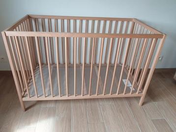 Lit bébé avec matelas disponible aux enchères