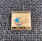 PIN - FRANCE 98 - LA COUPE DU MONDE - VOETBAL, Collections, Sport, Utilisé, Envoi, Insigne ou Pin's