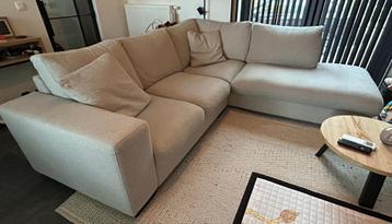 Beige zetel beschikbaar voor biedingen
