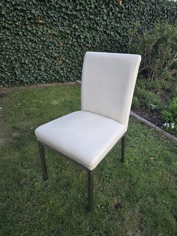 2 eetkamerstoelen beschikbaar voor biedingen