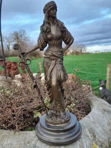 Schitterend gesigneerd bronzen beeld (dame Kabyle met een zw beschikbaar voor biedingen