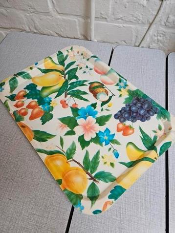 Fleurig dienblad beschikbaar voor biedingen