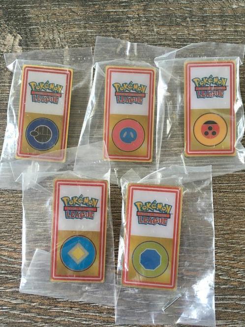 5 Vintage Johto Gym Badges Nintendo 2001, Hobby en Vrije tijd, Verzamelkaartspellen | Pokémon, Zo goed als nieuw, Overige typen