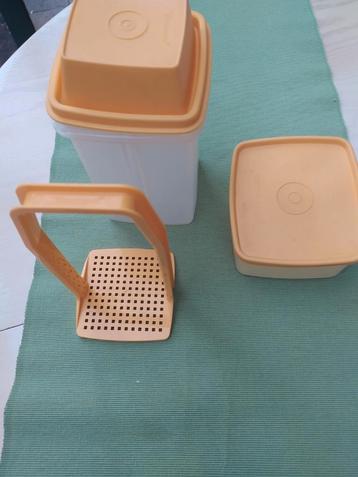 Zuurpot met Lift van tupperware + in dezelfde kleur diepvrie beschikbaar voor biedingen