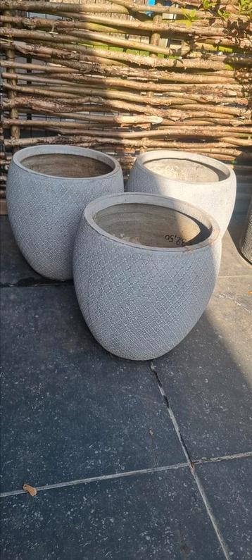 3 grijze bloempotten polyester  beschikbaar voor biedingen