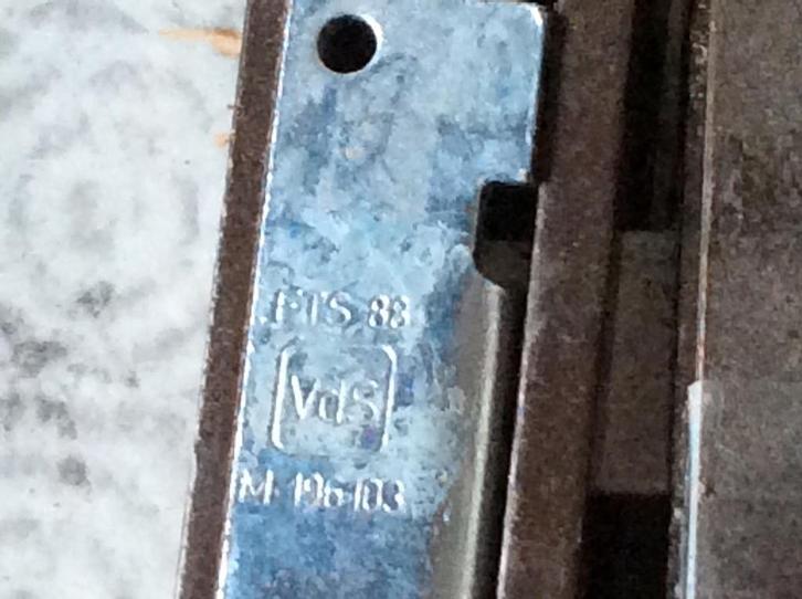 Veiligheidsslot voor houten ramen, Doe-het-zelf en Bouw, Hang- en Sluitwerk, Gebruikt, Schuif of Grendel, IJzer, Ophalen