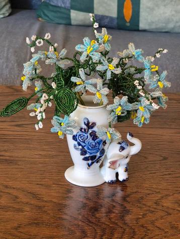 Porceleinen vaas met olifant en blauwe bloemen uit kralen  beschikbaar voor biedingen