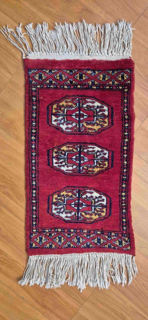 leuk rood tapijtje  63/32, Antiek en Kunst, Antiek | Tapijten, Tafelkleden en Textiel, Ophalen of Verzenden