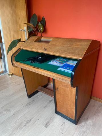 Leuke vintage afsluitbare bureau beschikbaar voor biedingen