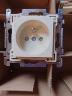 6 sokkel stopcontact met penaarde 28.5 MM crème afdekplaat, Elektronische apparatuur, Ophalen, Nieuw