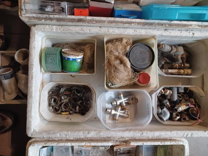 Doos met materiaal voor loodgieters: koppelstukken, vlas,..., Bricolage & Construction, Tuyaux & Évacuations, Utilisé, Enlèvement