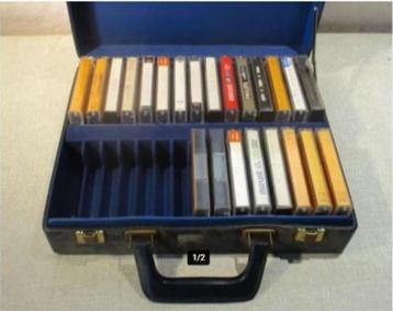 23 cassettes prélues dans un sac de rangement en cuir