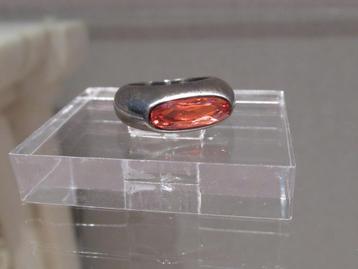 Nieuwe Dyrberg/Kern ring met koraalkleurig kristal beschikbaar voor biedingen