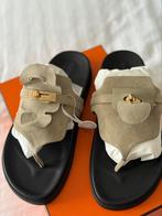 Hermès Egerie Sandals – Khaki Suède met gold Hardware, Kleding | Dames, Slippers, Overige kleuren, Nieuw, Ophalen of Verzenden