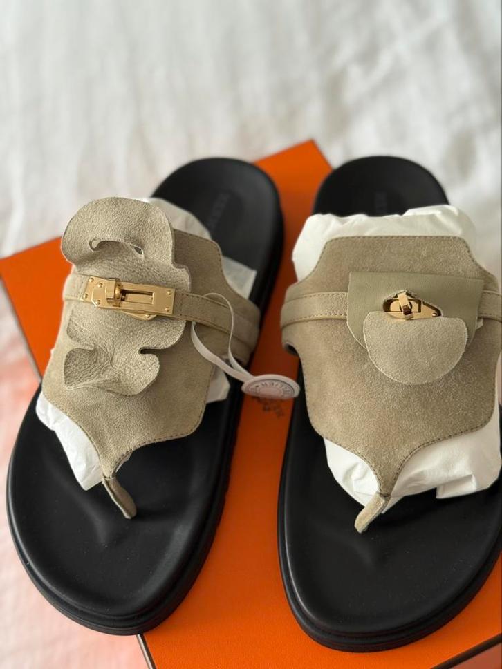 Hermès Egerie Sandals – Khaki Suède met gold Hardware, Kleding | Dames, Schoenen, Nieuw, Slippers, Overige kleuren, Ophalen of Verzenden