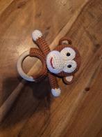 Gebreide aapje ratelaar – bruin & wit, Verzenden, Gebruikt