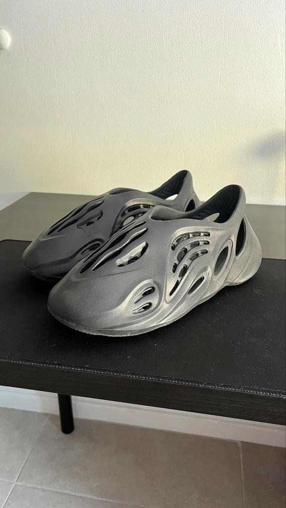 Zwarte Foam Runner-stijl schoenen – ZO GOED ALS NIEUW, Kleding | Heren, Schoenen, Zo goed als nieuw, Sneakers, Zwart, Ophalen