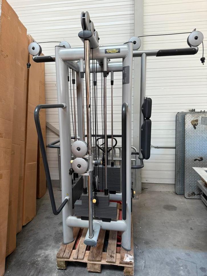 Technogym multistation incl. accessoires twv 500 euro 2750€, Sport en Fitness, Fitnessapparatuur, Zo goed als nieuw, Krachtstation