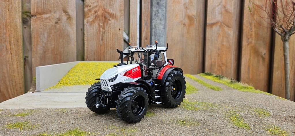 Verbouwde Steyr Cervus 6440 CVT 1:32, Hobby en Vrije tijd, Modelauto's | 1:32, Nieuw, Tractor of Landbouw, Overige merken, Ophalen of Verzenden