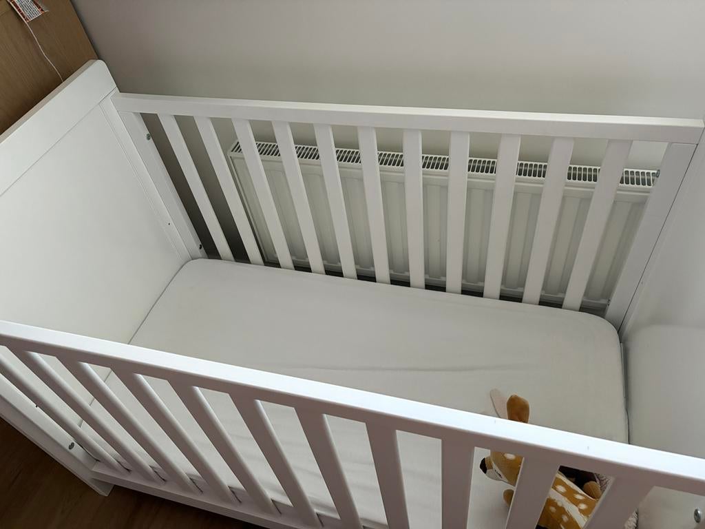 Babybedje + matras & matrasbeschermer Aerosleep, Kinderen en Baby's, Kinderkamer | Complete kinderkamers, Ophalen, Zo goed als nieuw