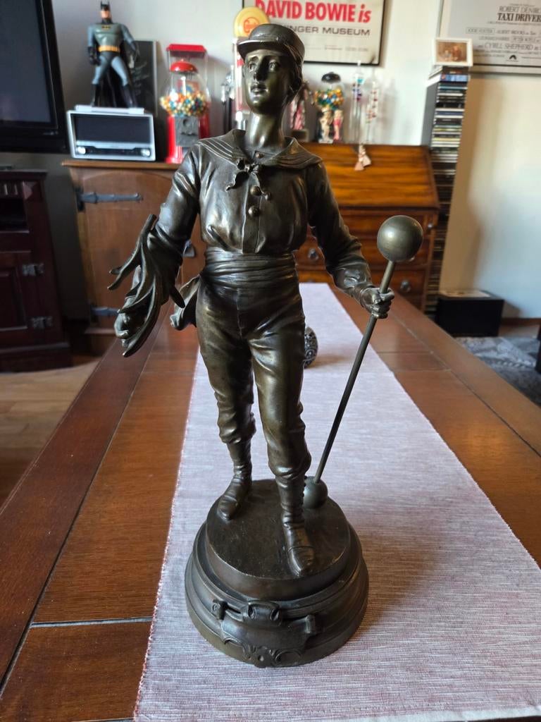 À la recherche de statues anciennes en bronze séparées, Enlèvement