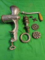 Ancien hachoir à viande, Envoi