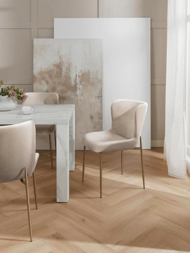 4 fluwelen stoelen ( amper gebruikt ), Huis en Inrichting, Stoelen, Zo goed als nieuw, Vier, Overige kleuren, Ophalen