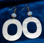 oorbellen schijfjes opaliet en witte parelmoer hars, Handtassen en Accessoires, Oorbellen, Overige materialen, Hangers, Wit, Nieuw