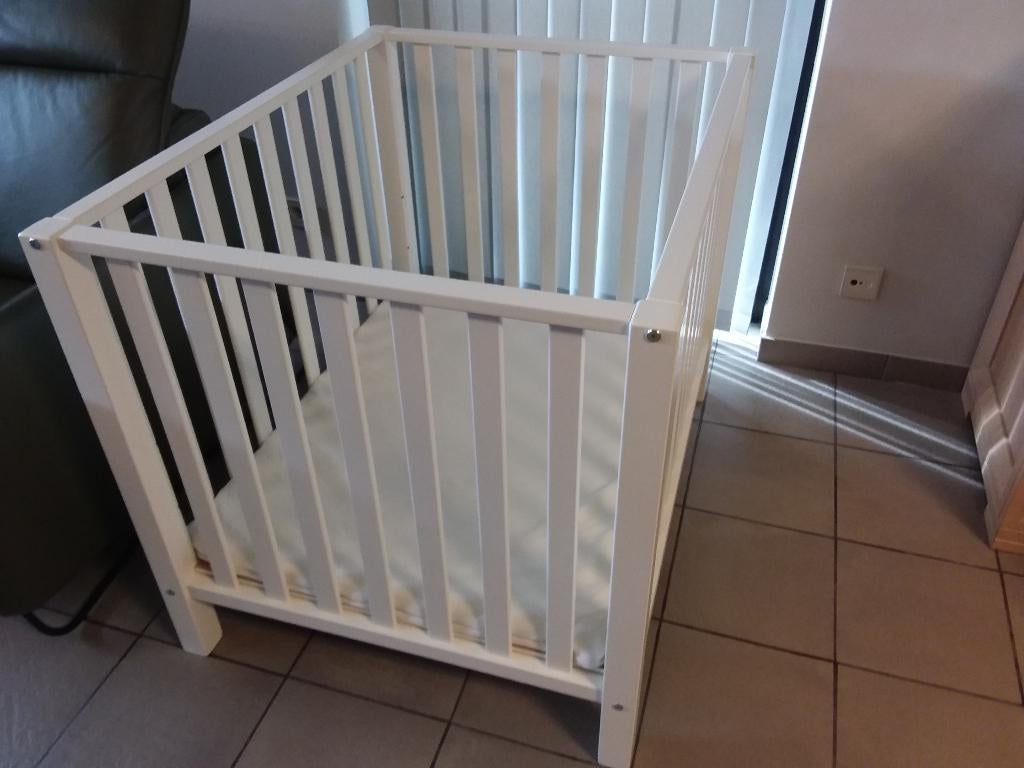 Babywiegje/park Quax Mila wit + matras + matrasbeschermer, Ophalen, Zo goed als nieuw, Wieg