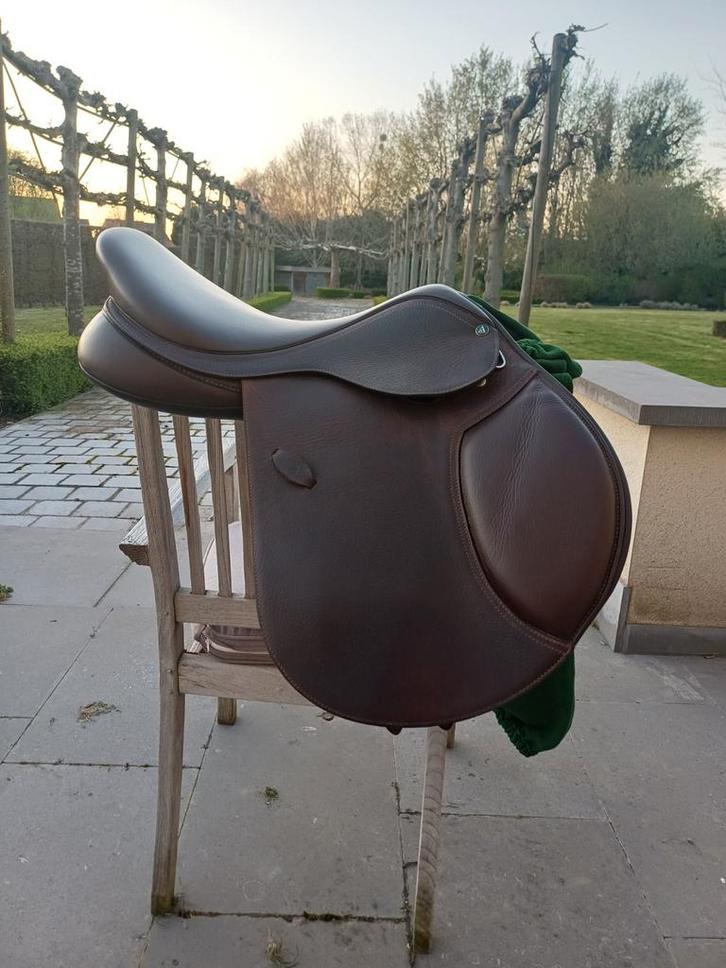 Selle de saut Arena marron 17,5 pouces, Animaux & Accessoires, Chevaux & Poneys | Selles, Comme neuf, Obstacle, Enlèvement