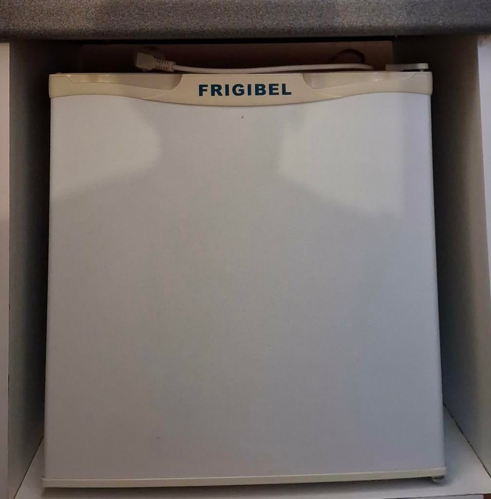 Kleine diepvries Frigibel 40L + kastje … voor studentenkot, Ophalen, Gebruikt