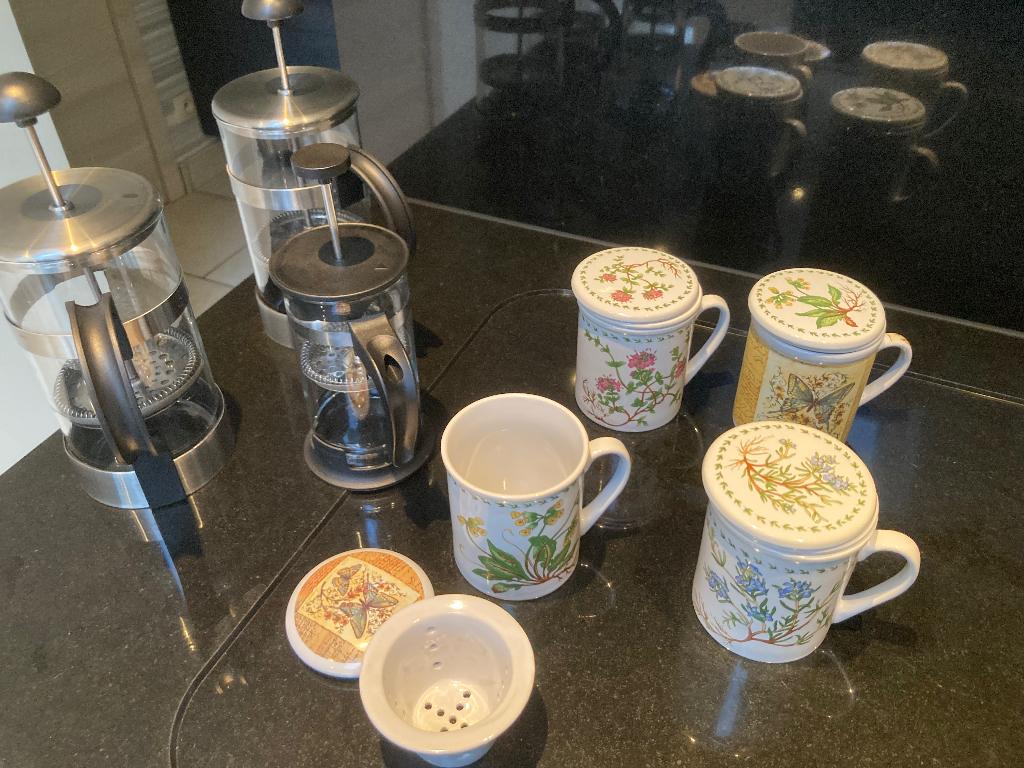 Theekannen set met tassen, Ophalen, Zo goed als nieuw