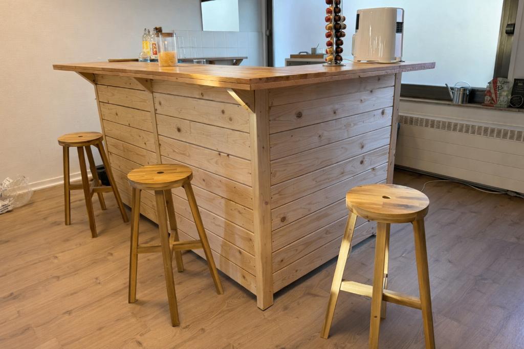 Mooie massieve bar in hout, Huis en Inrichting, Barren, Zo goed als nieuw, Ophalen