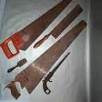 Lot de quatre scies anciennes et une clé à avoyer, Antiquités & Art, Enlèvement ou Envoi