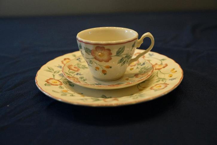 Belle vaisselle anglaise - Churchill Briar Rose, Antiquités & Art, Antiquités | Services (vaisselle) pièces, Enlèvement ou Envoi