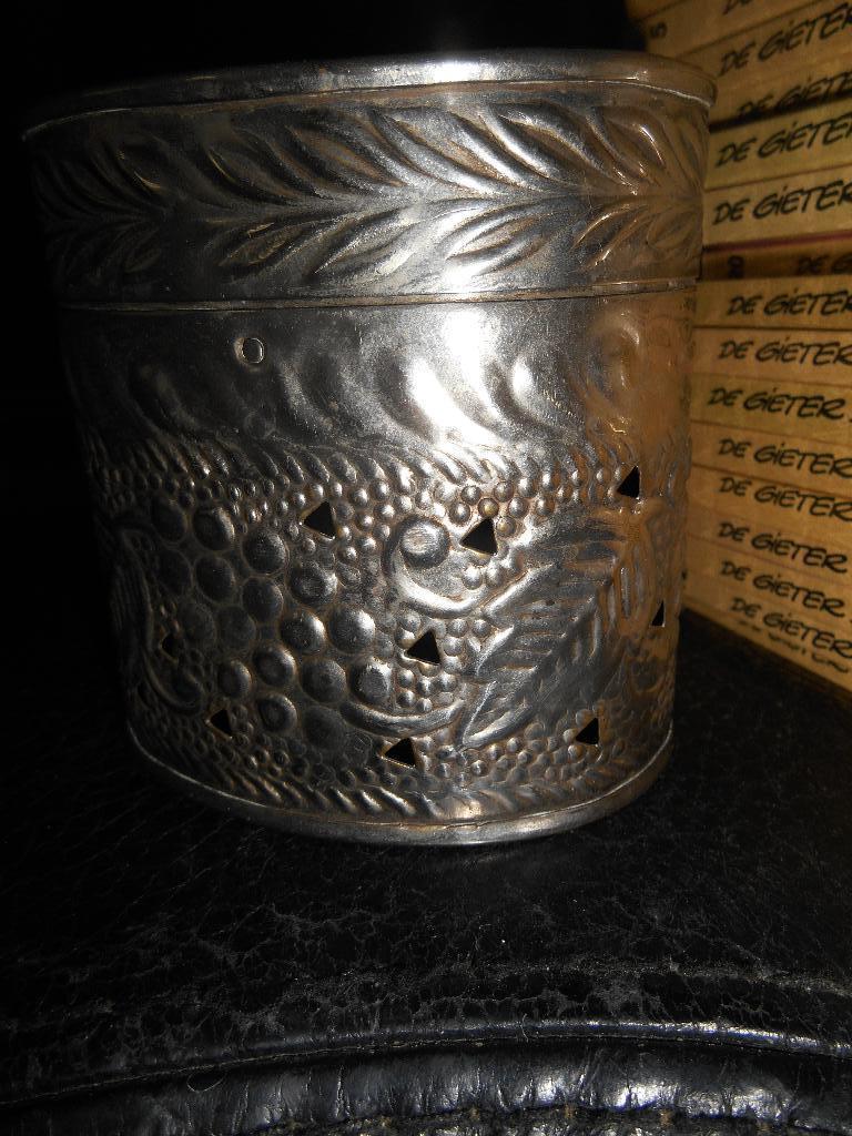 Boite en métal argenté +-9cm ( pour pou-pourri), Antiquités & Art, Enlèvement ou Envoi, Argent