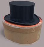 Aleisa hoge hoed in originele kartonnen hoedendoos., Kleding | Heren, Hoed, B, Ophalen of Verzenden, Gedragen