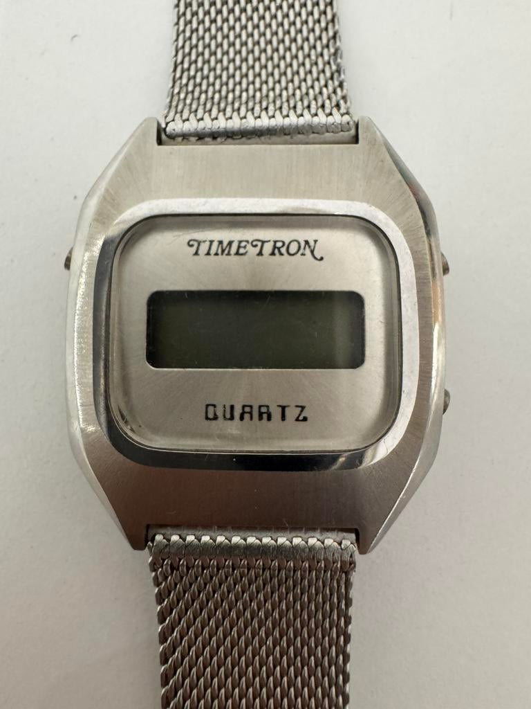 montre Timetron quartz lcd acier – pour pièces ou réparation, Antiquités & Art, Curiosités & Brocante, Enlèvement ou Envoi